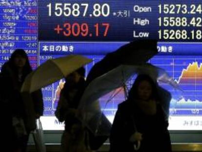 Una pantalla muestra información de la bolsa en Tokio. EFE/Archivo