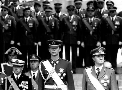 12 de octubre de 1988. De izquierda a derecha, el teniente coronel Alsina, el príncipe Felipe y el Rey, en los actos del Día de la Hispanidad.