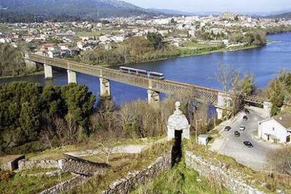 Puente sobre el Miño en Tuy, frente a Valença (Portugal).