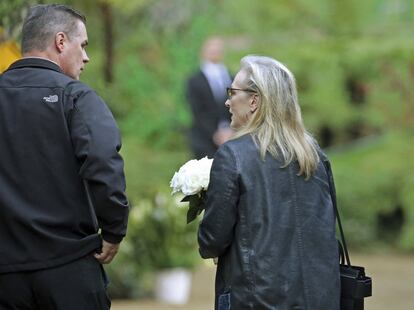Meryl Streep llegó al acto en memoria de sus amigas y colegas con un ramo de flores blanca. 
