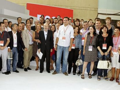 Alfredo P&eacute;rez Rubalcaba posa con representantes de Castilla-La Mancha.