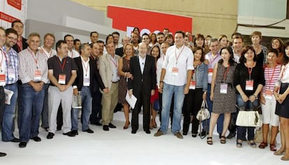 Alfredo P&eacute;rez Rubalcaba posa con representantes de Castilla-La Mancha.