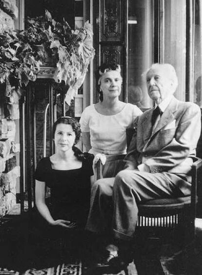 Frank Lloyd Wright con su última esposa, Olgivanna, y la hija de ambos, Iovanna.