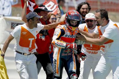 Marc Márquez (Repsol Honda) es felicitado tras lograr la segunda posición en el Gran Premio de España.