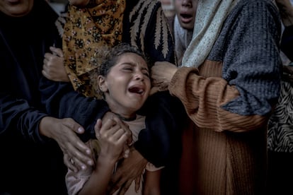 Una niña llora en la morgue del hospital en Al Shifa en Ciudad de Gaza, en el centro norte de la Franja, después de un ataque israelí en el campo de Al-Shati, en el norte del enclave, este miércoles 9 de julio.