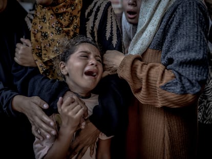 Una niña llora en la morgue del hospital en Al Shifa en Ciudad de Gaza, en el centro norte de la Franja, después de un ataque israelí en el campo de Al-Shati, en el norte del enclave, este miércoles 9 de julio.