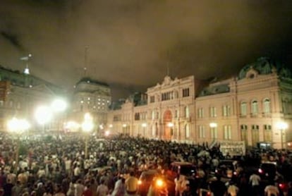 La extrema situación hizo que el Gobierno declara el estado de sitio y, por tanto, suspendiera las garantías constitucionales. Poco después del anuncio, miles de personas se dieron cita en la Plaza de Mayo. (REUTERS)