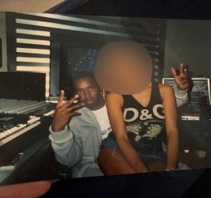 Una foto de 2003 que la demandante anónima de Sean Combs presentó en su demanda contra el músico en diciembre de 2023, en la que aparece ella, entonces de 17 años y siendo menor de edad, sobre el regazo del artista.