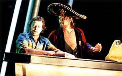 Garry Magee (Don Juan) y Natahn Berg (Leporello, con un sombrero mexicano), en una escena de <i>Don Giovanni.</i>