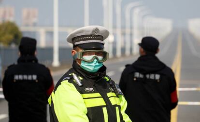 Un policía chino en el puerto de Jiujiang.