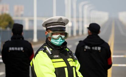 Un policía chino en el puerto de Jiujiang. 