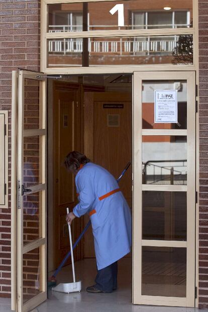 Portal de la casa donde se produjo el asesinato machista en Burgos.