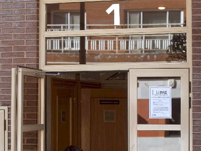 Portal de la casa donde se produjo el asesinato machista en Burgos.