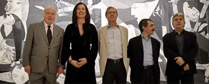 De izquierda a derecha, Eduardo Arroyo, Marina Saura, Félix de Azúa, Borja-Villel y Antonio Ramírez ante el <i>Guernica.</i>