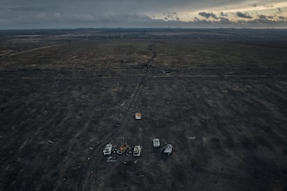 Vehículos militares rusos destruidos en el frente de Avdiivka, en el este de Ucrania, el 23 de diciembre. 