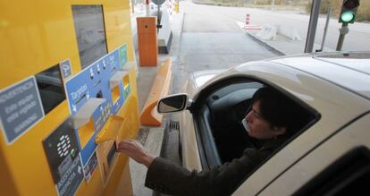 Una usuaria paga en una cabina autom&aacute;tica el peaje de la Radial 4 ( R- 4), que une Getafe (Madrid) con Oca&ntilde;a (Toledo)