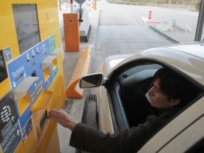 Una usuaria paga en una cabina autom&aacute;tica el peaje de la Radial 4 ( R- 4), que une Getafe (Madrid) con Oca&ntilde;a (Toledo)