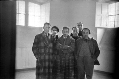 Lluís Companys, amb batí i envoltat de membres del govern català, a la presó de Madrid el 1935, en una imatge inèdita que recollirà el llibre "Lluís Companys. Una vida en imatges", que publicarà pròximament Base.