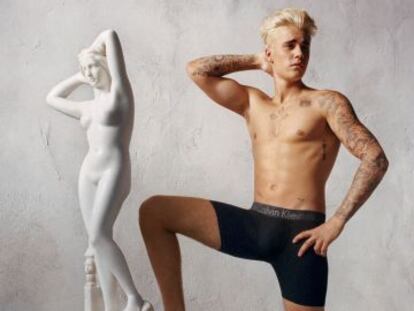 Justin Bieber posa para a campanha publicitária da Calvin Klein.