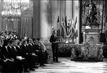 El rey Juan Carlos, durante el acto de la firma del Tratado de Adhesión de España a la Comunidad Económica Europea en el palacio Real de Madrid el 12 de junio de 1985. A su lado, Felipe González, Fernando Morán y Manuel Marín.