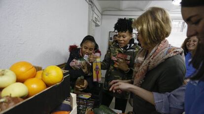 Claribel y Eimi cogen los alimentos que les proporciona el Banco del Bebé.