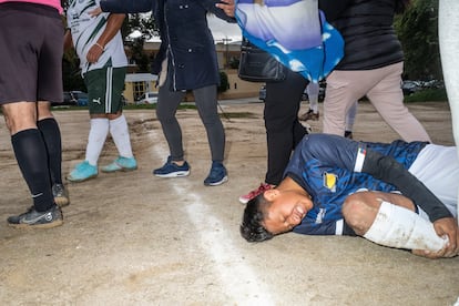 Miki, jugador del club Ecuador, en el suelo tras una patada de un rival del Palmeiras, que había sido su club anterior en la misma liga. El reglamento establece que el jugador sancionado con tarjeta amarilla paga dos euros, y el que se lleve una roja, cuatro.