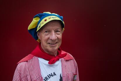 Desde hace 47 años, Leopoldo Granquist no se pierde unos Sanfermines. Fue un compañero de oficina de este sueco que habita en el archipiélago de Estocolmo quien en 1969 le comentó que estaba preparando un viaje para venir “a la gran fiesta”. Decidió apuntarse a algo que le cambiaría la vida, porque en Pamplona conoció a la que es su esposa. Ahora los dos disfrutan del gran ambiente de la ciudad como miembros de la peña sueca, una de las primeras agrupaciones de extranjeros que hicieron suyas estas fiestas universales. Y que tiene incluso su propio pasacalles compuesto por el maestro Turrillas.