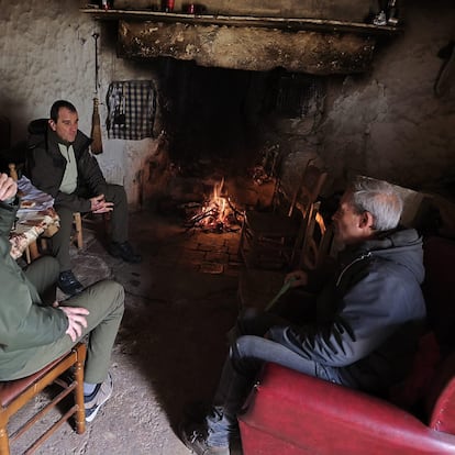 Javier González, pastor de la Sierra de Segura (Jaén) con agentes de Medio Ambiente