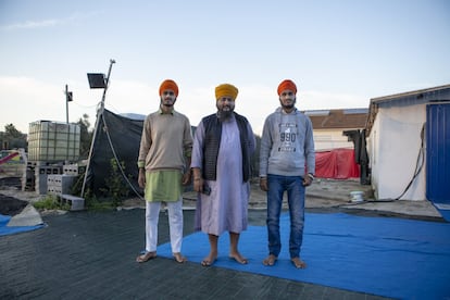 Angrej Singh Toor (centro) es uno de los responsables del templo sij de la localidad de Montello, en Latina, en el sur de la región del Lacio.