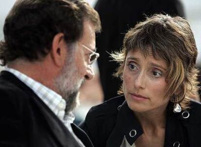 Montserrat Nebrera, con Mariano Rajoy durante un mitin del PP en L'Hospitalet de Llobregat.
