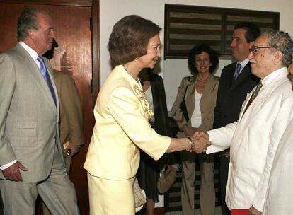 Don Juan Carlos y doña Sofía saludan al Premio Nobel de Literatura Gabriel García Márquez, figura central del Congreso Internacional de la Lengua Española, antes del comienzo de la sesión de inauguración que se celebra este lunes en Cartagena de Indias.