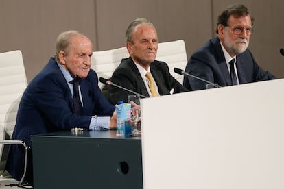 El periodista José María García, primero por la izquierda, Antonio Hernández Mancha en el centro y el expresidente Mariano Rajoy.