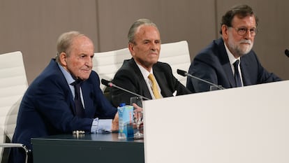 El periodista José María García, primero por la izquierda, Antonio Hernández Mancha en el centro y el expresidente Mariano Rajoy.