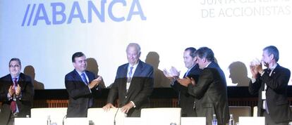 GRA066 A CORUÑA, 26/06/2017.- El hasta el lunes presidente de Abanca, Javier Echeverría (3i), recibe un aplauso durante la Junta General Extraordinaria de Accionistas celebrada en La Coruña, donde ha dejado la presidencia de la entidad en manos de su vicepresidente, Juan Carlos Escotet (3d)
