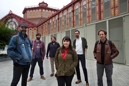 De izquierda a derecha, el escritor Marc Pastor, el editor Sergio Perez, la escritora Tamara Romero, el autor Manuela Buriel, el rditor Ricard Planas-editor y el autor Max Besora, fotografiados en el Mercat de Sant Antoni de Barcelona a finales de septiembre.