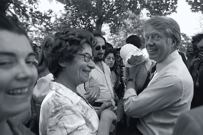 Jimmy Carter sujeta a un bebé durante un acto electoral en 1976, cuando era candidato a la presidencia de Estados Unidos. El demócrata ganó las elecciones presidenciales de ese año a Gerald Ford, que había sustituido a Richard Nixon tras su dimisión por el 'caso Watergate', y ejerció la presidencia de enero de 1977 a enero de 1981.