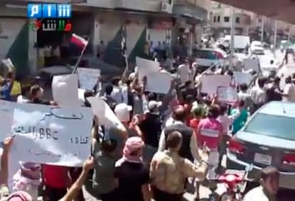 Una imagen de video facilitada por el canal de youtube Shaam News Network hoy, muestra manifestantes con la bandera siria en Idlib, Siria