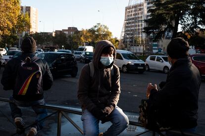 Varias personas esperando la llegada de alguna oferta de trabajo.