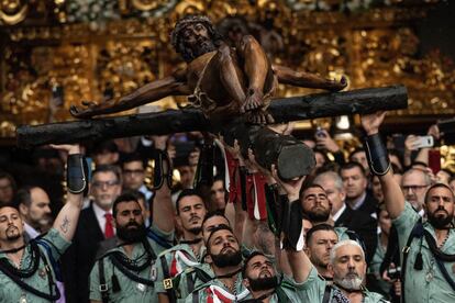 Miembros de la Legión portan el Cristo de Mena en Málaga, el 18 de abril de 2019.