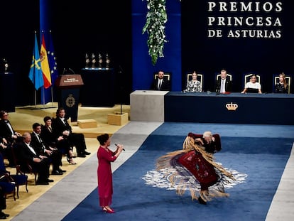 Singer Carmen Linares, left, and dancer Maria Pages perform after being awarded with Prince of Asturias Award for Arts during the 2022 Princess of Asturias Awards ceremony in Oviedo, northern Spain, Friday, Oct. 28, 2022. The awards, named after the heir to the Spanish throne, are among the most important in the Spanish-speaking world. (AP Photo/Alvaro Barrientos)
