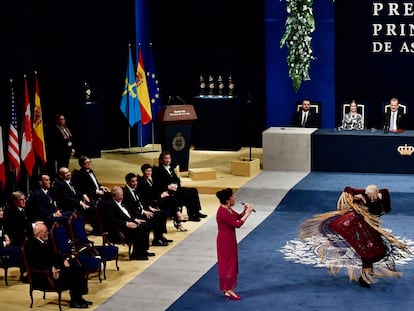 Singer Carmen Linares, left, and dancer Maria Pages perform after being awarded with Prince of Asturias Award for Arts during the 2022 Princess of Asturias Awards ceremony in Oviedo, northern Spain, Friday, Oct. 28, 2022. The awards, named after the heir to the Spanish throne, are among the most important in the Spanish-speaking world. (AP Photo/Alvaro Barrientos)