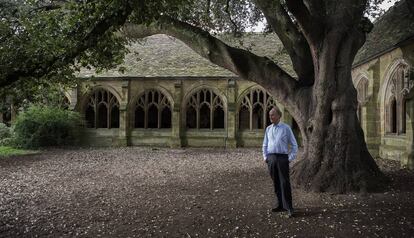 El ensayista Robin Lane Fox, en los jardines del New College de la Universidad de Oxford.