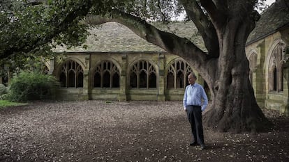 El ensayista Robin Lane Fox, en los jardines del New College de la Universidad de Oxford.