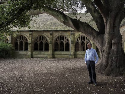 O ensaísta Robin Lee Fox, nos jardins da New College da Universidade de Oxford.
