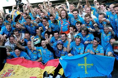 Alonso y los miembros del equipo Renault celebran el título del español logrado en Brasil.