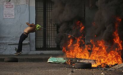 Un manifestante se engancha en un alambre de púas durante los enfrentamientos con la Guardia Nacional Bolivariana en Ureña (Venezuela), localidad próxima a la frontera con Colombia, el 23 de febrero.