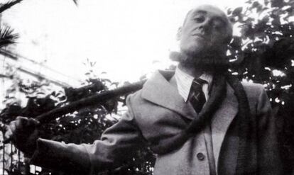 El escritor Agustín Espinosa, 'ahorcándose' con una manguera en una ceremonia surrealista celebrada en 1935.
