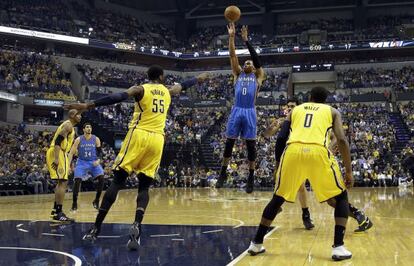 Un lanzamiento de Westbrook, ante Indiana.