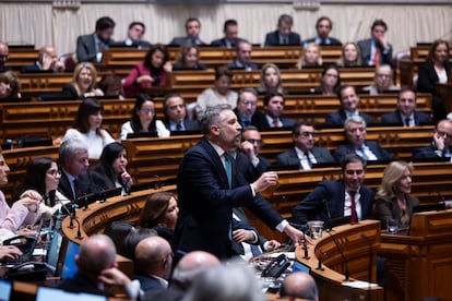 El líder socialista, Pedro Nuno Santos, interviene en el pleno de la moción de confianza en Lisboa.