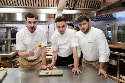 El Hotel Urban Derby Hotels Collection reabrirá el restaurante Cebo el 18 de octubre, bajo la dirección de los jóvenes Juan Sahuquillo y Javier Sanz, cocineros Revelación Madrid Fusión 2021, al frente del restaurante Cañitas Maite, en Casas-Ibáñez (Albacete). En la imagen, este jueves, durante la presentación del proyecto, y acompañados por el jefe de cocina Borja Garcia.